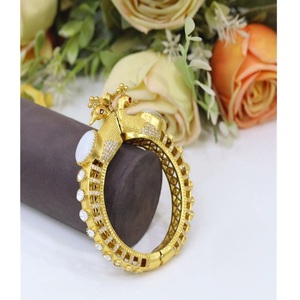 Atractivos brazaletes Kundan de moissanita chapados en oro con aspecto antiguo, ideales para eventos. Juego de dos pares de brazaletes para mujeres y niñas. - Product Image 1
