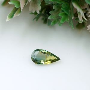 Zafiro Natural Color Verde Azulado, Gema de 0.90 Quilates, Sin Calentar, Sin Tratar, 9x5x2.5 MM - Product Image 2