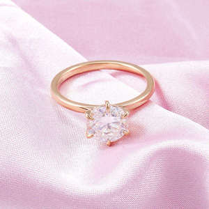 Anillo de Compromiso de Oro Amarillo de 14K con Corte Brillante Redondo de 2.00 CT, Certificado IGI, Anillo de Novia Sostenible de Alta Calidad al por Mayor - Product Image 3