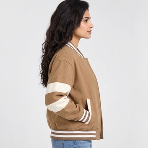 Chaqueta universitaria para mujer que combina estilo deportivo con tela cómoda, forro suave de calidad duradera y un diseño moderno y versátil. - Product Image 2