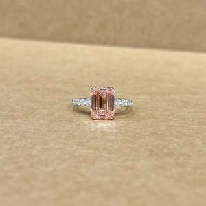 แหวนเพชรทรงเหลี่ยมมรกตสีชมพู 14K ทองคำขาว ดีไซน์หรูหรา น้ำหนัก 4.42 กะรัต พร้อมเพชรข้าง 0.56 กะรัต แหวนแต่งงานระดับพรีเมียม - Product Image 1