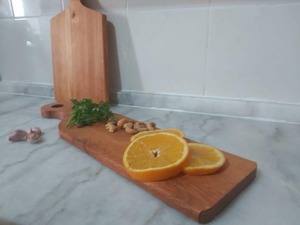Planche à découper en bois avec finition à grain naturel offrant une surface de coupe lisse pour tous vos besoins de préparation - Product Image 2