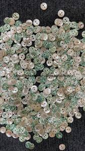 กระดุมเปลือกหอยมุกธรรมชาติทำมือแบบกำหนดเอง  แบบแบน  เป็นมิตรกับสิ่งแวดล้อม  4 รู  ขอบสีขาว  ของขวัญธุรกิจทันสมัย  FAIZA CRAFT - Product Image 5