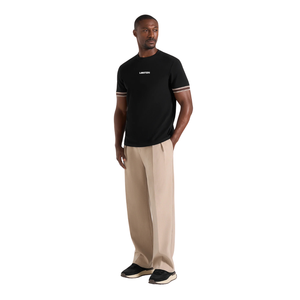 T-shirt homme col rond manches courtes, poignets à rayures contrastées, petit imprimé poitrine, coupe ajustée, décontracté, vente en gros, personnalisable OEM, en jersey de coton - Product Image 1