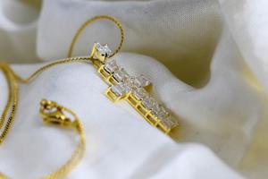 Pendentif croix en diamant taille émeraude fait main en or jaune 925 avec 11 diamants de laboratoire parfaitement assortis - Product Image 3
