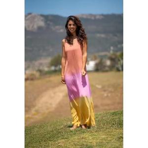 ความสง่างามด้วยชุดเดรสยาวแบบไล่เฉดสีสันสดใส ผสมผสานสีพีชอุ่นๆ สีม่วงอ่อน และสีเหลืองทอง ให้ลุคสดใสแบบโดนจูบแสงอาทิตย์ - Product Image 1