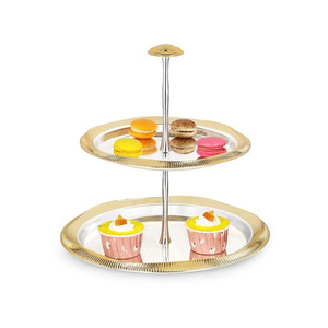 Élégant support à gâteau à deux niveaux en argent et or, avec des bords texturés, une tige centrale cannelée et une poignée supérieure assortie pour le service - Product Image 6