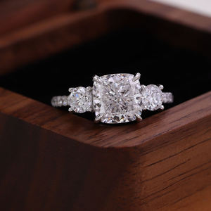แหวนหมั้นทรงคุชชั่นที่ดีที่สุด เพชรเพาะเลี้ยง ได้รับการรับรองจาก IGI สี D E F ความสะอาดระดับ VVS VS ตัวเรือนทองคำ ทองชมพู ทองขาว เงิน - Product Image 1