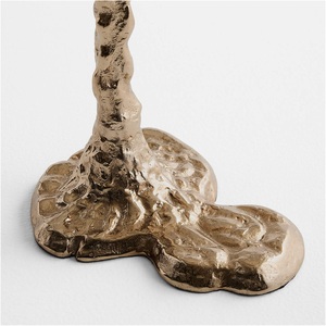 Table d'appoint martelée artisanale, avec piétement sculptural fin, plateau rond, base stable, gain de place, pièce d'exception pour intérieurs de luxe - Product Image 2