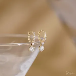 Pendientes de Aro Grandes con Circonita Cúbica Simulada de Corte Redondo, Chapados en Oro Amarillo de 14K, Estilo Vintage - Product Image 1