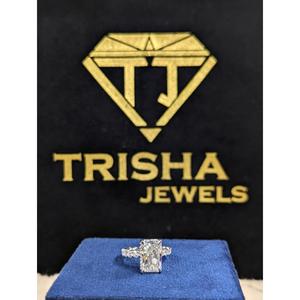 Anillo de compromiso solitario de plata de ley 925 con diamante moissanita de corte radiante premium para mujer de Trisha Jewels - Product Image 1