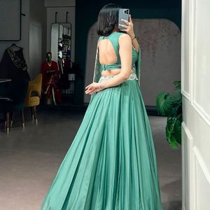 Lehenga brodé en soie Rangoli avec perles tubulaires, paillettes et fils, accompagné d'un chemisier non cousu et d'un dupatta, prix de gros par Royal Export - Product Image 6