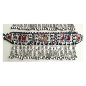 Ras du cou Tribal Kuchi Boho, fait à la main, avec couleurs personnalisées en vente - Product Image 2