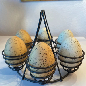 Support à œufs en fer de qualité supérieure pour la cuisine de style campagnard, offrant une structure métallique robuste et un design vertical gain de place - Product Image 1
