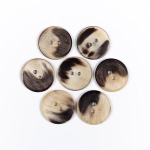 Bouton de vêtement classique rond poli en corne de buffle, 2 trous, fait main, écologique, pour manteau et chemise, Uttar Pradesh - Product Image 3