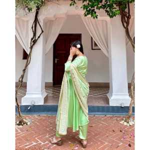 Ensemble de costume en satin vert taille XS Tashi - Product Image 2