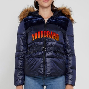 Veste d'hiver matelassée pour femme OEM avec capuche en fourrure, design décontracté et respirant, motif uni, manteau bouffant pour femme - Product Image 4