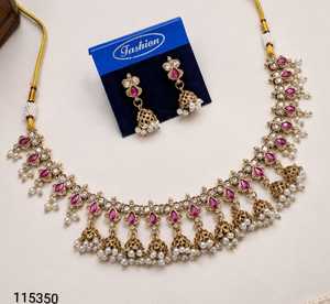 Conjunto nupcial chapado en oro: Collar choker, pendientes colgantes y tikka étnico de circonita. Última tendencia para bodas, compromisos y aniversarios. - Product Image 3