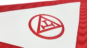 Delantal masónico rojo con bordado a máquina del Capítulo del Maestro Venerable, delantal ceremonial, insignia fraternal - Product Image 3