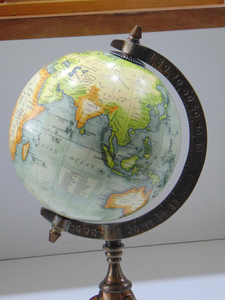 Globo terráqueo educativo de metal moderno con acabado en latón antiguo y mapa giratorio, pieza decorativa. - Product Image 2