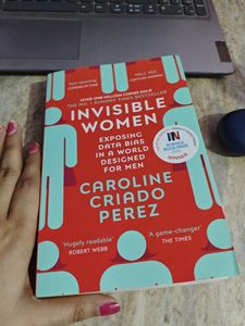 Mujeres invisibles de Caroline Criado Perez, libro en inglés de bolsillo, libro sobre los derechos de la mujer y estudio basado en la investigación - Product Image 1