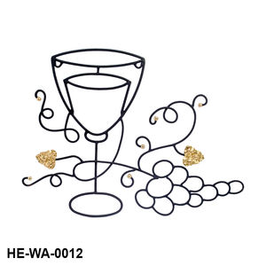 Arte de Pared Boho Hecho a Mano en Hierro con Diseño de Copa de Vino, Detalles Dorados y Racimos de Vid Flotantes, Función para Colgar - Product Image 1