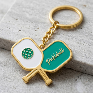 Llavero de aleación de zinc ligero y personalizado con dijes de esmalte de pala de pickleball irregular - Product Image 2