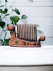 Peigne à barbe décoratif en bois fait main, sculpture rustique, pièce d'art pour la maison, pour collectionneurs, cadeau artistique - Product Image 1