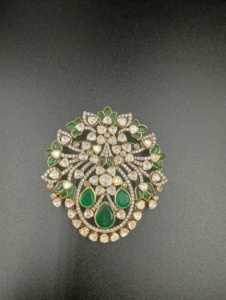 Conjunto de Joyería Amaira Jewels SM-30 Chapado en Oro con Flores, Cristales Verdes en Forma de Pera y Pedrería, Estilo Clásico para Bodas, Color Blanco Polki - Product Image 3