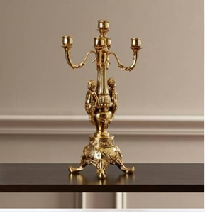Candelabro regal de cuatro luces bañado en oro con un tallo decorado con querubines y patas en espiral tipo trípode. Disponible a precios de mayorista. - Product Image 1