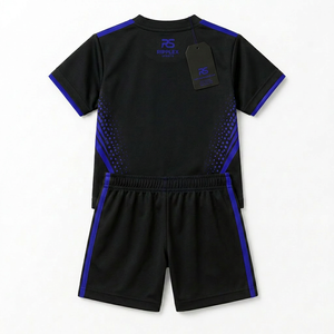 Conjunto deportivo moderno para niños con tela de primera calidad para entrenamiento, escuela y diversión los fines de semana: camiseta y pantalones cortos - Product Image 3