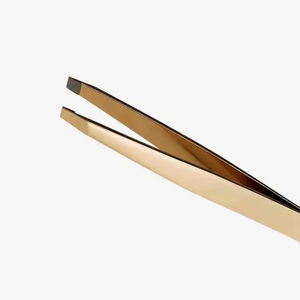 Pinza Profesional para Cejas Chapada en Oro, Punta Inclinada de Precisión, Pinza de Acero Inoxidable para Depilación, Mango con Acabado de Espejo de Lujo - Product Image 4