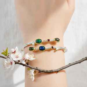Pulsera de Plata de Ley con Ópalo Negro Inspirada en la Naturaleza, Diseñada para una Elegancia Orgánica, Joyería de Lujo Hecha a Mano y Atemporal - Product Image 2