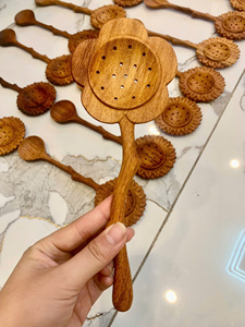 Cuchara ranurada Sunflower, directo de fábrica, Vietnam, material de silicona para uso culinario, diseño con logotipo personalizado grabado. - Product Image 3