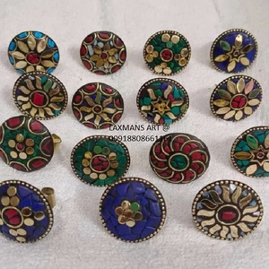 Laiton pierre sculpté mode anneaux hippie anneaux inde designer pierre anneaux de travail conceptions tibétaines anneaux en gros laiton pierre anneaux - Product Image 1