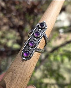 Bague en argent améthyste faite à la main avec 4 pierres design d'inspiration occidentale vintage boho chic artisan bijoux en argent sterling - Product Image 1