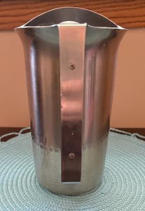 Carafe élégante en métal pour servir les boissons avec couvercle, pichet à eau en acier inoxydable pour restaurant, hôtel, maison, cuisine et événements - Product Image 5