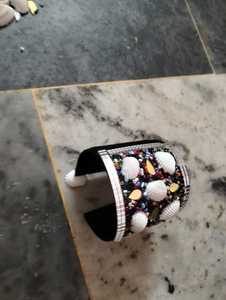 Pulseras articuladas con cuentas y conchas, con un estilo artesanal elegante, ideales para regalos de accesorios de moda y boutiques. - Product Image 2