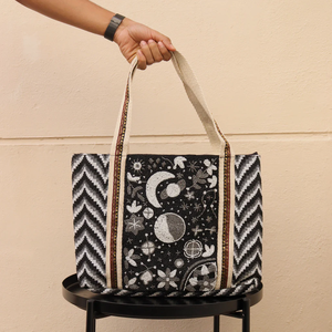 Grand sac fourre-tout bohème chic pour femme, sac à main décontracté à ouverture supérieure avec perles, poignées en bambou, bandoulière chaîne par Whimsy Art Craft - Product Image 1