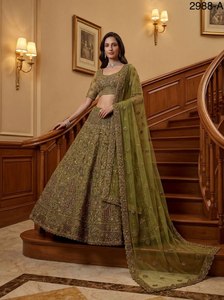 Lehenga Choli Rosa Bordado con Dupatta, Traje Tradicional Indio para Bodas, para Mujer, Material de Seda, Largo hasta el Suelo, Corte Regular - Product Image 4
