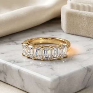 Anillo de banda con cinco piedras de corte esmeralda de 2.10 quilates con engaste de puntas - Product Image 1