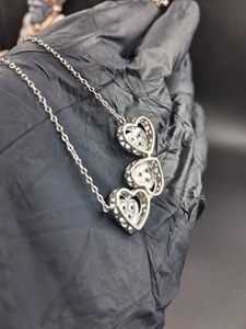 Collier avec pendentif en forme de cœur en argent 925 pour femmes, bijoux de mariage romantiques, diamants de couleur G, design à 3 cœurs - Product Image 2