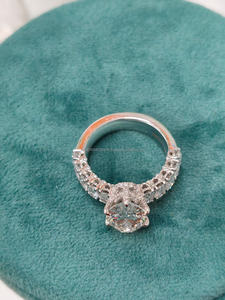 Anillo de Diamantes de Corte Ovalado de Lujo en Oro Blanco con Diamantes Laterales, Elegante Joya de Compromiso y Boda para Mujer, Diseño Personalizable - Product Image 3