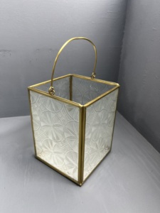 Lanterne à bougie en verre givré et métal doré de style artisanal moderne, porte-bougie décoratif suspendu ou à poser, forme irrégulière - Product Image 5