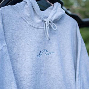Gamma |   Phi |   Sweat-shirt à capuche unisexe gris Beta Tackle Twill brodé pour femme, coupe oversize décontractée, avec logo frontal, idéal pour l'automne - Product Image 5