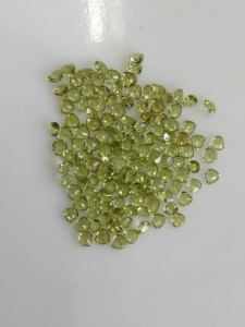 Peridoto natural de 3 mm en forma de corazón, piedra preciosa suelta de la mejor calidad para la fabricación de joyas - Product Image 4
