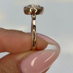 Anillo Solitario de Diamante Cultivado en Laboratorio, Corte Brillante Ideal, Redondo, de 2 Quilates, Oro Amarillo de 14k - Product Image 5