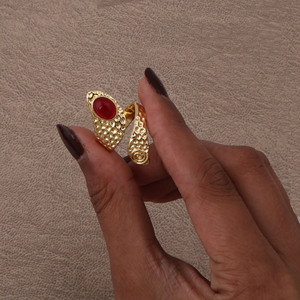Bague ajustable en plaqué or avec pierre rouge martelée, style statement, bijou artisanal, cadeau pour elle CR-101504 - Product Image 1