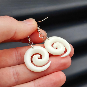 Boucles d'oreilles légères en os, design artisanal traditionnel - Product Image 3