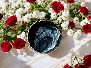 Pequeño tazón decorativo hecho a mano con diseño de geoda de resina epoxi negra para servir. - Product Image 4